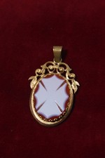 Pendentif porte-photo camée reliquaire cassolette  Fin XIXème métal doré opaline