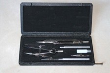 ANCIEN COFFRET DE COMPAS COMPLET COMPRENANT 7 ÉLÉMENTS