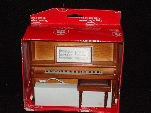 Town square miniatures upright - square,