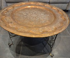 Grande table marocaine : plateau cuivre gravé Ø96 cm + piètement fer forgé