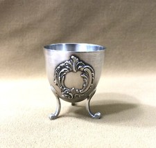 HENIN & Cie coquetier tripode en argent massif MINERVE décor ROCAILLE MARLY