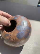 Vase en grès décor fleurs.