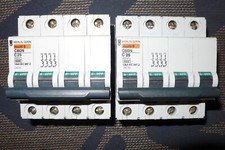 DISJONCTEUR TETRAPOLAIRE 25A COURBE C MERLIN GERIN TRIPHASE +N 25 AMPERES PC10KA