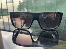 1 paire de lunettes de soleil Marc Jacobs TBE