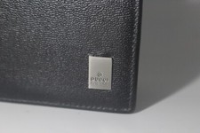 Portefeuille de la marque Gucci pour HOMME en cuir noir en excellent état.