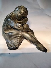 sculpture en bronze patiné signé représentant une jeune fille 