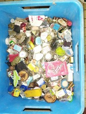 gros lot d'anciens porte-clés publicitaires ( Environ 1000 ) années 1960-2000