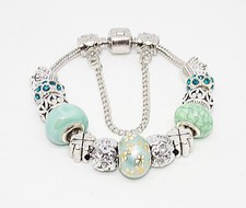 Cadeau Noël -Bracelet avec des charms argentés et vert céladon - Neuf