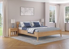 Lit double non métallique en hêtre pieds coniques 180x200 avec accessoires