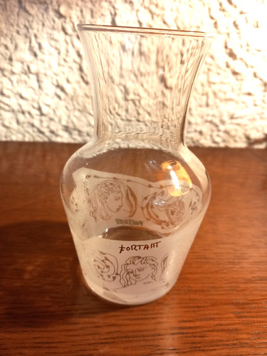 Pichet vin fortant verre - à,