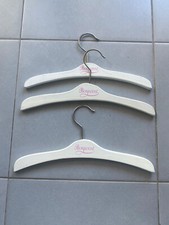 lot 3 cintres vintage en bois droits laqués au pantone enfant bonpoint origine