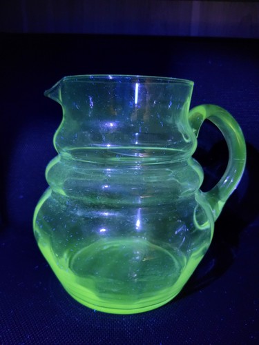Broc ancien fluorescent vert