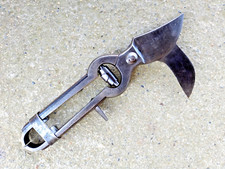 ANCIEN SECATEUR AVEC SERPE EN METAL FORGE - OUTIL DE VITICULTEUR VIGNE -