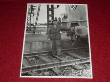 PHOTOGRAPHIE VINTAGE ARGENTIQUE SNCF - CONDUCTEUR - TRAIN - LOCOMOTIVE ANNEES 60