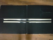 jeu des 2 baguettes chromées de portes Mercedes W114 W115 très bon état