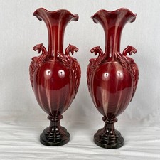 Paire de vases en barbotine à