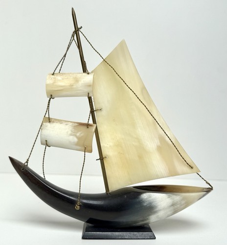 Bateau voilier en corne - en,