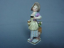 FIGURINE  MINIATURE ANCIENNE JEUNE FILLE AUX NID PORCELAINE DE SAXE ALLEMAGNE