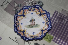 Assiette décorative en faience de Malicorne, signée de Pouplard Béatrix