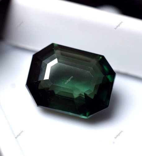 Saphir vert foncé naturel