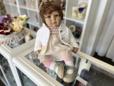 Poupée d'artiste en vinyle