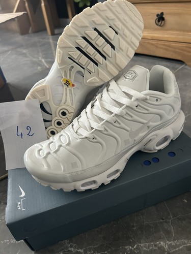 Nike air max plus - cold, wall