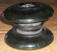 Isolateur en verre vert foncé