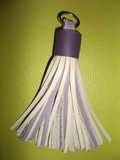 Porte Clefs Bijou de Sac Pompon 100 % Cuir Souple Couleur Violet & Crème 17 cm