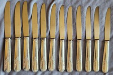 12 anciens couteaux à fromage