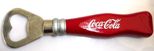 COCA-COLA© - DECAPSULEUR MAIN COCA-COLA 14,5 cm MANCHE BOIS BOUTEILLE ROUGE