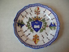 Ancienne assiette en céramique décor armoiries et Fleurs de Lys de 24 cm