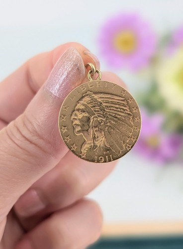 Pendentif orné une - d'une, pièce
