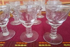 10 petits verres à pieds anciens soufflés gravés épis contenance 2,5 cl chacun