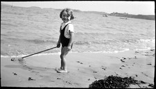 Petite fille plage avec épuisette bord de mer - 3 anciens négatif photo an. 1920