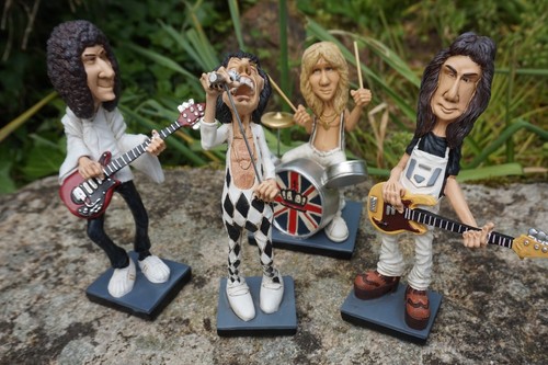 841 0003 figurines - ,