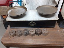 Ancienne balance de comptoir bois dessus marbre avec poids (usines Mulatière)