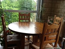 table, meuble avec bar, chaises et tabourets en massif