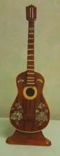 Guitare de décoration en bois