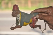 Vintage Litho Escalade Singe