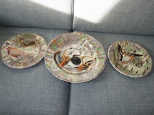 2  ASSIETTES ET UN GRAND PLAT