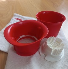 COUPE OEUFS DURS -TOMATES TUPPERWARE ROUGE ET BLANC - EN PARFAIT ETAT