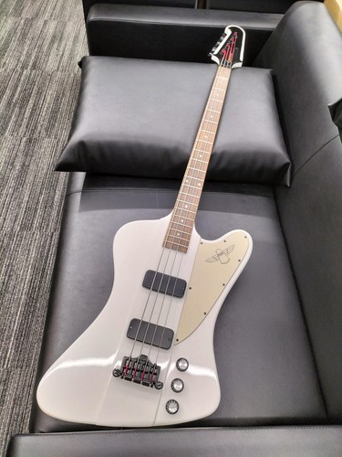 Guitare basse électrique