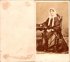  Femme âgée avec un bonnet