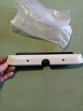 CITROËN AMI 6 BERLINE  Éclaireur de plaque ( ton blanc cassé) AXO complet