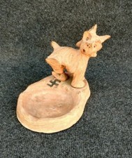 WW2 Sculpture Terre Cuite Chien Anglais Urinant Sur Une Croix Gammée