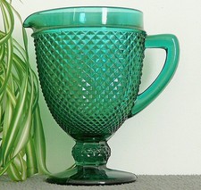 ANCIEN PICHET EN VERRE MOULÉ SUR PIÉDOUCHE ANNÉES 60 70 DÉCOR PICOTS VINTAGE