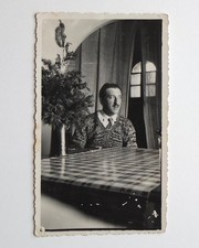 Homme moustache salle manger