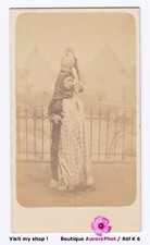 JEUNE FILLE AFRIQUE DU NORD POTERIE SUR LA TÊTE, ÉGYPTE ? PYRAMIDES  -K6