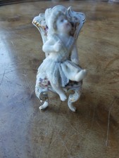 Objet de vitrine Statuette porcelaine Fillette assise robe dentelle et coiffe