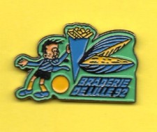Pin's lapel pin pins Braderie de LILLE 92 Moule cornet de Frites Couleur VERT
